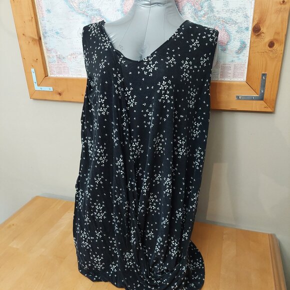 Pennington's Plus Size Sleeveless V neck Top Faux Surplice leaf Pattern Women 2X - Picture 1 of 11